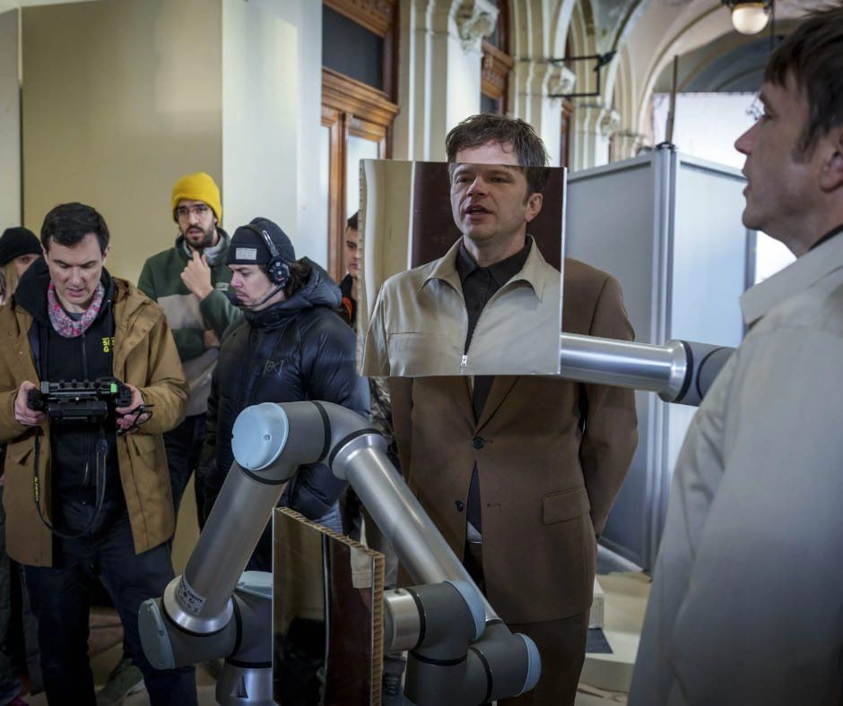 Universal Robots Colabora En Videoclip De La Banda Okgo